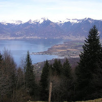 Le bout du lac Léman depuis le haut de St Gingolph Suisse. Crédit photo : Asociation Lou Vionnets