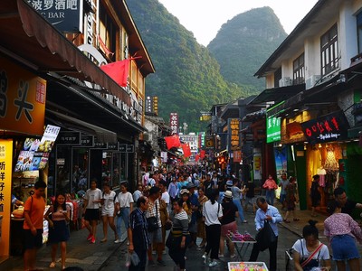 Les rues de Yanghsuo, une destination très prisée des touristes chinois