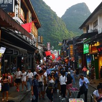 Les rues de Yanghsuo, une destination très prisée des touristes chinois