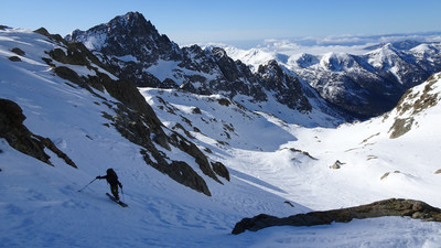 Montée au Gélas sur fond de mont Ponset Montée au Gélas sur fond de mont Ponset