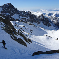 Montée au Gélas sur fond de mont Ponset