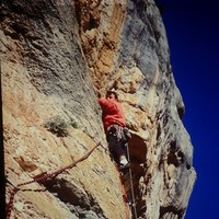 Tentative de L1. Finalement ça part plus à droite et ça passe dans ce beau toit à droite du grimpeur : la longueur mythique de Greg !