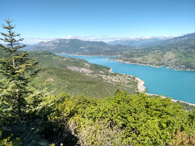Panorama sur le lac de Serre-Ponçon dans la montée vers le cirque de Morgon (Credit photo : Vincent Cabot) Panorama sur le lac de Serre-Ponçon dans la montée vers le cirque de Morgon (Credit photo : Vincent Cabot)