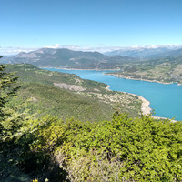 Panorama sur le lac de Serre-Ponçon dans la montée vers le cirque de Morgon (Credit photo : Vincent Cabot)