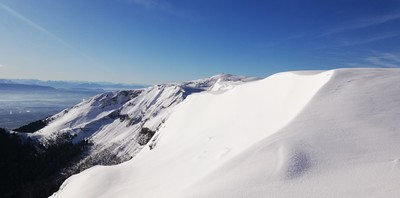 Le Mont Rond, dernière nous, au loin le Colomby de Gex. © Rémy Lhoest