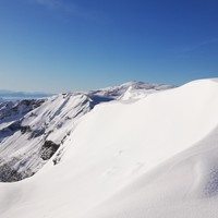 Le Mont Rond, dernière nous, au loin le Colomby de Gex. © Rémy Lhoest