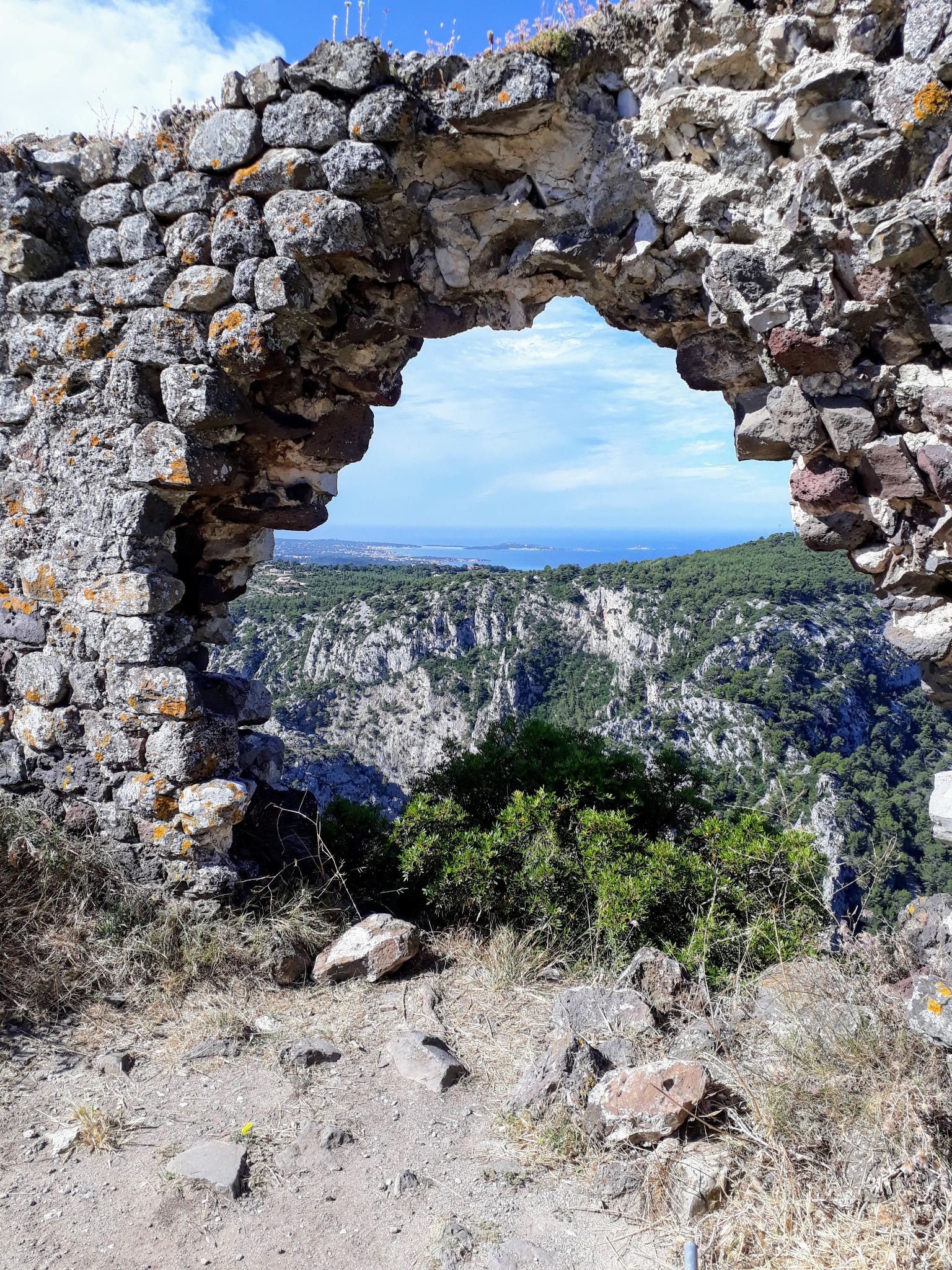 La mer et les gorges depuis le village d'Evenos