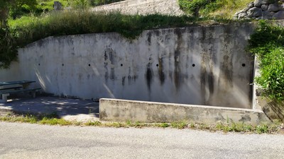 Aire de pique-nique et robinet (à droite) en entrée de village à l'W