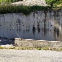 Aire de pique-nique et robinet (à droite) en entrée de village à l'W