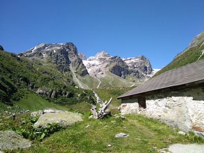 Chamanna Marangun devant le Verstanclahorn