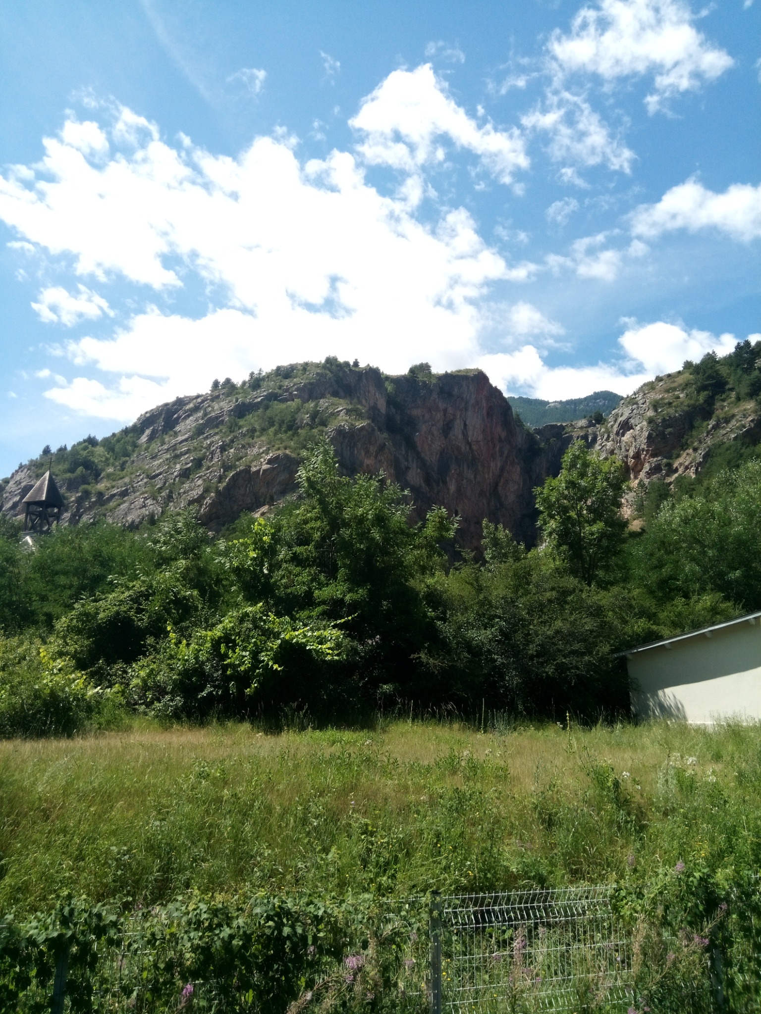 Vue sur les gorges et la paroi équipée depuis la centrale