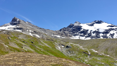 Col Bassac depuis le lac Saint Martin - À gauche pointe Bassac N - À droite Grande Traversière et pointe Bassac S Col Bassac depuis le lac Saint Martin - À gauche pointe Bassac N - À droite Grande Traversière et pointe Bassac S