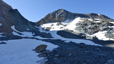 Arrivée au niveau du premier petit lac sous le col et la pointe Leynir 