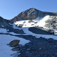 Arrivée au niveau du premier petit lac sous le col et la pointe Leynir 