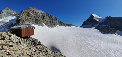 Le refuge, et l'Aouille Tseuque à droite Le refuge, et l'Aouille Tseuque à droite
