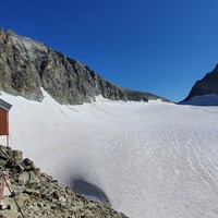 Le refuge, et l'Aouille Tseuque à droite 