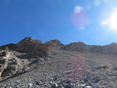 La traversée du couloir vers la droite qui mène au pied de l'arête Sud-Ouest