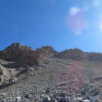 La traversée du couloir vers la droite qui mène au pied de l'arête Sud-Ouest