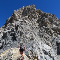Au pied de l'antécime. Il faut viser en diagonale vers le droite jusqu'à une petite brêche 50m sous l'antécime.