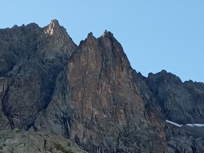 Les deux pointes de l'Envers du Vaccivier :  la gorge centrale ainsi que l'arête sud et la face est de la première pointe sont bien visibles