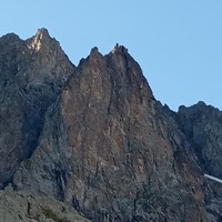 Les deux pointes de l'Envers du Vaccivier :  la gorge centrale ainsi que l'arête sud et la face est de la première pointe sont bien visibles