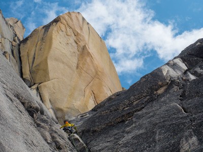 Belle ambiance dans les longueurs centrales, malgré une grimpe un peu "montagne" Belle ambiance dans les longueurs centrales, malgré une grimpe un peu "montagne"