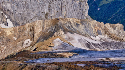 Grassenbiwak depuis le sommet du Grassen Grassenbiwak depuis le sommet du Grassen