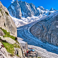 Le nid d'aigle de Leschaux, face aux Jorasses