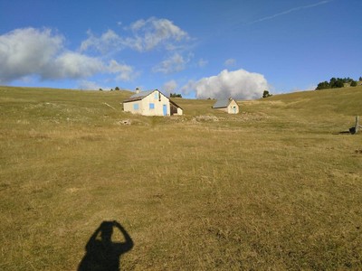 La bergerie à gauche, la cabane à droite La bergerie à gauche, la cabane à droite