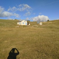 La bergerie à gauche, la cabane à droite