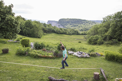séance de slack devant le gîte séance de slack devant le gîte