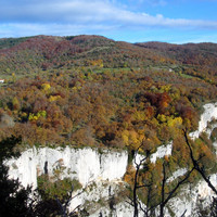 Au loin le gîte entre ciel et pierres