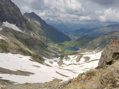 Vue vers le lac/refuge depuis le col Vue vers le lac/refuge depuis le col
