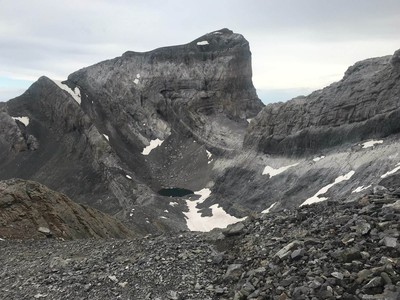 Vue du col sous le sommet vers le cyclindre et le lac gelé