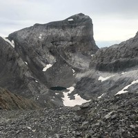 Vue du col sous le sommet vers le cyclindre et le lac gelé