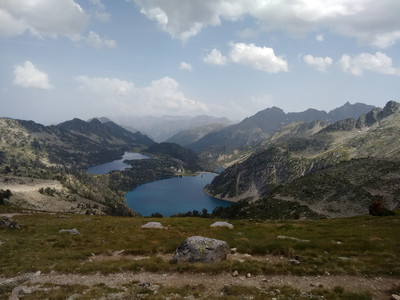 Lacs d'Aumar et d'Aubert dans la réserve naturelle du Néouvielle depuis la hourquette d'Aubert - Saint-Lary-Soulan (65) - juillet 2017