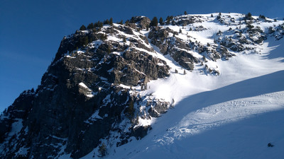 L'attaque dans le couloir de D à G, avec ses trois petits pins en bas L'attaque dans le couloir de D à G, avec ses trois petits pins en bas