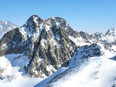 Malinvern Ouest: Face NW et son couloir Dufranc, à droite les Pas du Loup Malinvern Ouest: Face NW et son couloir Dufranc, à droite les Pas du Loup