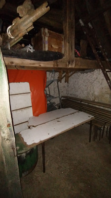 Partie ouverte de la cabane bien encombrée (fev 2021) Partie ouverte de la cabane bien encombrée (fev 2021)