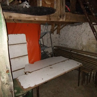 Partie ouverte de la cabane bien encombrée (fev 2021)
