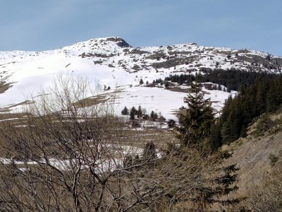 Grand Chatelard : le hameau "Sur la Balme" en bas, et le sommet en haut et au milieu Grand Chatelard : le hameau "Sur la Balme" en bas, et le sommet en haut et au milieu
