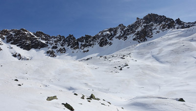 La traversée sous les couloirs, vu depuis la montée au col Sereina La traversée sous les couloirs, vu depuis la montée au col Sereina