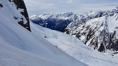 Départ de la descente en direction de l'épaule de l'arête W de la tête des Fra Départ de la descente en direction de l'épaule de l'arête W de la tête des Fra
