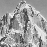 Le mont Paitju (7000 m environ), vue prise du Baltoro par Vittorio Sella