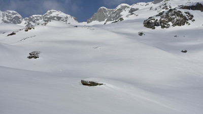 Le refuge de la Pierre à Bérard au premier plan et la brèche de Salenton en arrière plan Le refuge de la Pierre à Bérard au premier plan et la brèche de Salenton en arrière plan