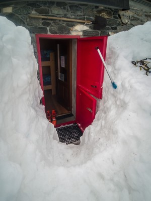 La porta del locale invernale sommersa dalla neve La porta del locale invernale sommersa dalla neve