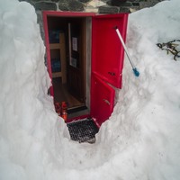 La porta del locale invernale sommersa dalla neve