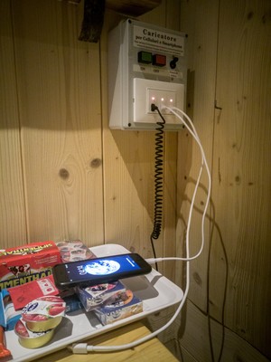 Il tavolino e il quadro elettrico per la ricarica USB, nel locale invernale. Il tavolino e il quadro elettrico per la ricarica USB, nel locale invernale.