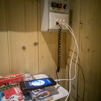 Il tavolino e il quadro elettrico per la ricarica USB, nel locale invernale.