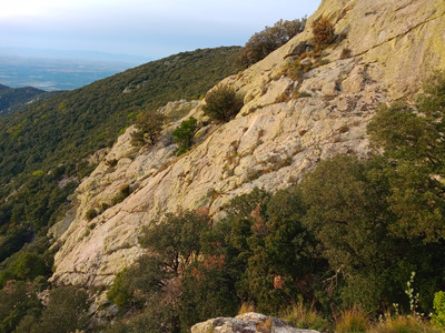 Le rocher ouest du haut en fin de journée, au loin la plaine du rousillon Le rocher ouest du haut en fin de journée, au loin la plaine du rousillon